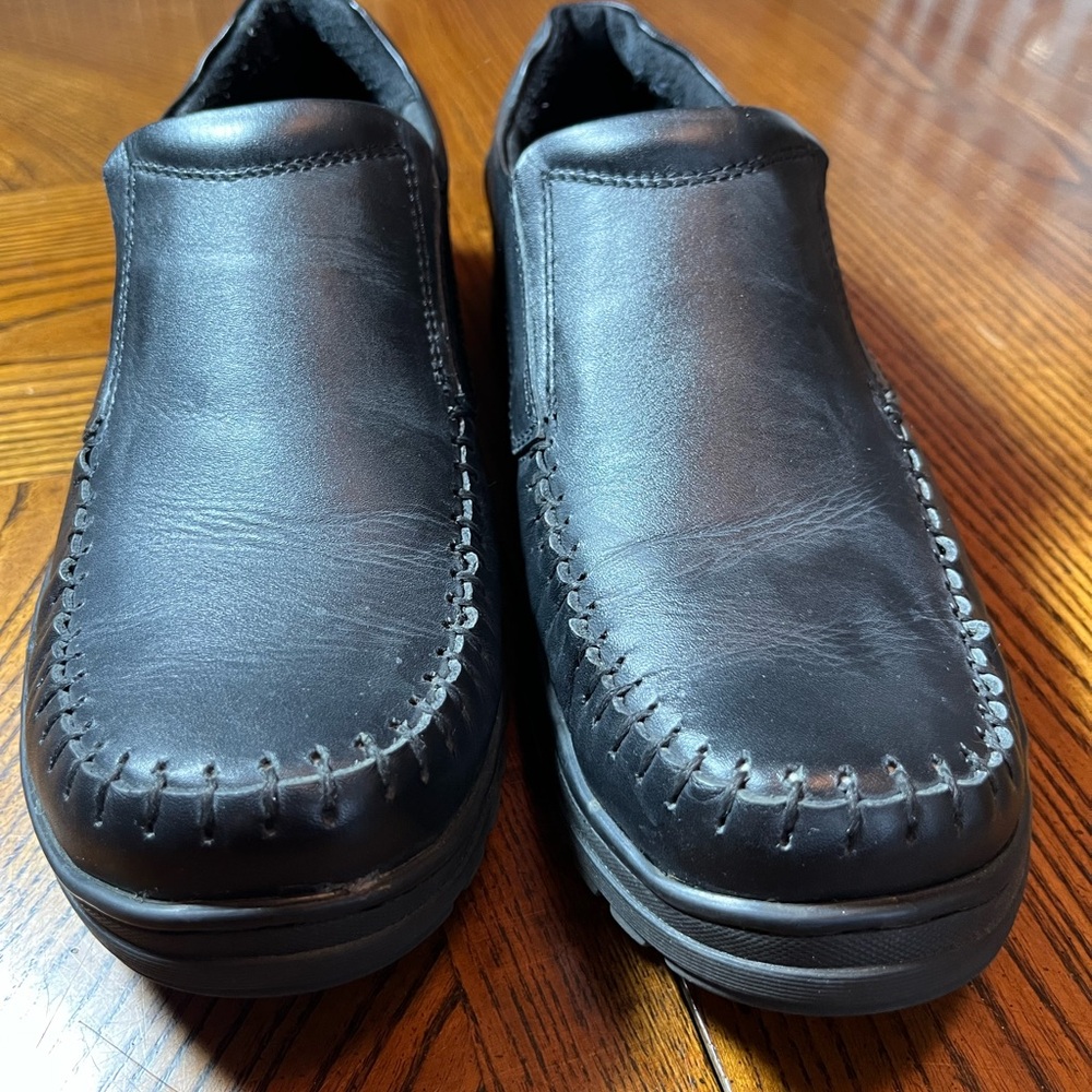 SENDA LEATHER BLACK LOAFERS. IN VERY GOOD PRELOVED. SIZE 8 1/2